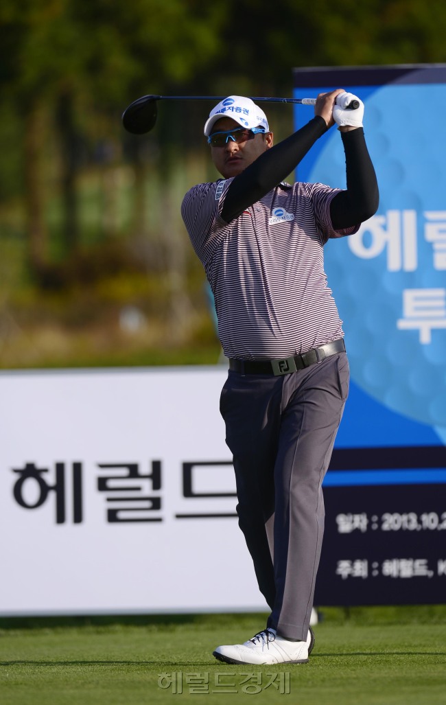 올시즌 마지막 KPGA 대회인 '헤럴드 KYJ 투어챔피언십'이 29일 오전 제주 서귀포시 롯데스카이힐 골프장 힐ㆍ오션 코스(파72ㆍ7228야드)에서 열린 가운데 1라운드 경기에서 김대섭 선수가 티샷을 날리고 있다. [제주=박해묵 기자/mook@heraldcorp.com]
올시즌 마지막 KPGA 대회인 '헤럴드 KYJ 투어챔피언십'이 29일 오전 제주 서귀포시 롯데스카이힐 골프장 힐ㆍ오션 코스(파72ㆍ7228야드)에서 열린 가운데 1라운드 경기에서 김대섭 선수가 티샷을 날리고 있다. [제주=박해묵 기자/mook@heraldcorp.com]