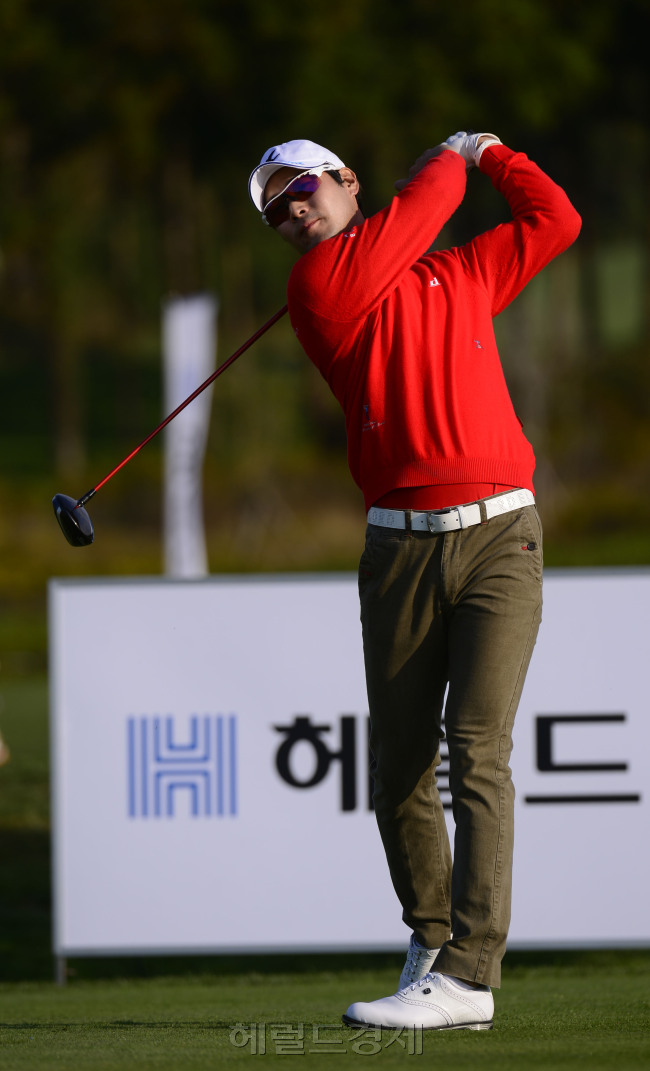 올시즌 마지막 KPGA 대회인 '헤럴드 KYJ 투어챔피언십'이 29일 오전 제주 서귀포시 롯데스카이힐 골프장 힐ㆍ오션 코스(파72ㆍ7228야드)에서 열린 가운데 1라운드 경기에서 김대현 선수가 티샷을 날리고 있다. [제주=박해묵 기자/mook@heraldcorp.com]
올시즌 마지막 KPGA 대회인 '헤럴드 KYJ 투어챔피언십'이 29일 오전 제주 서귀포시 롯데스카이힐 골프장 힐ㆍ오션 코스(파72ㆍ7228야드)에서 열린 가운데 1라운드 경기에서 김대현 선수가 티샷을 날리고 있다. [제주=박해묵 기자/mook@heraldcorp.com]