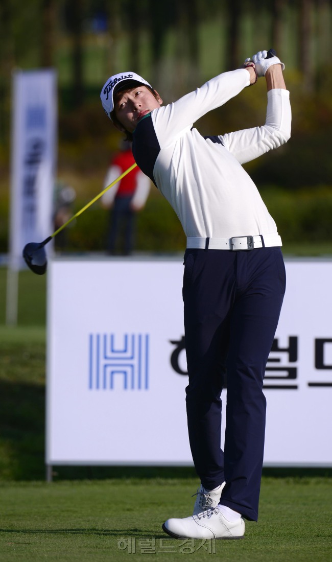 올시즌 마지막 KPGA 대회인 '헤럴드 KYJ 투어챔피언십'이 29일 오전 제주 서귀포시 롯데스카이힐 골프장 힐ㆍ오션 코스(파72ㆍ7228야드)에서 열린 가운데 1라운드 경기에서 김태훈 선수가 티샷을 날리고 있다. [제주=박해묵 기자/mook@heraldcorp.com]
올시즌 마지막 KPGA 대회인 '헤럴드 KYJ 투어챔피언십'이 29일 오전 제주 서귀포시 롯데스카이힐 골프장 힐ㆍ오션 코스(파72ㆍ7228야드)에서 열린 가운데 1라운드 경기에서 김태훈 선수가 티샷을 날리고 있다. [제주=박해묵 기자/mook@heraldcorp.com]