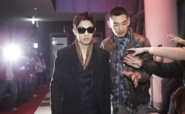 이준(이창선/가수/영화배우/엠블랙)
한 영화관계자가 오는 30일 개봉하는 ‘노브레싱’을 두고 한 말이다. 지난 22일 서울 왕십리CGV에서 열린 이 영화의 언론배급시사회 후 만난 또 다른 30대의 영화관계자는 “작품 자체는 별 게 없다, 개인적으로는 손발이 오그라드는 대사와 장면도 적지 않았고, 전반적으로 지루했다”면서도 “그래도 관객이 들만큼은 들지 않겠느냐”며 흥행가능성에 대해선 비교적 높은 점수를 줬다.