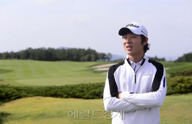 올시즌 마지막 KPGA 대회인 '헤럴드 KYJ 투어챔피언십'이 29일부터 나흘간 제주 서귀포시 롯데스카이힐 골프장 힐ㆍ오션 코스(파72ㆍ7228야드)에서 펼쳐지는 가운데 이번 대회에 참가한 김태훈(28)프로가 본지와 인터뷰를 가지고  있다. [제주=박해묵 기자/mook@heraldcorp.com]
김태훈은 “올초 톱10에 한번 들어보는 게 소원이었다. 이렇게 좋은 성적을 낼 거라곤 생각도 못했다”며 “내친 김에 이번 헤럴드 KYJ 투어챔피언십에서 올해 마지막 우승컵을 들어올려 대상도 받아보고 싶다”고 다부진 포부를 밝혔다. 제주=박해묵 기자/mook@heraldcorp.com