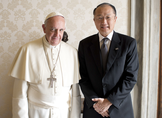 Pope Francis poses with World Bank president Jim Yong Kim (right) at the Vatican on Monday.   AP-Yonhap News