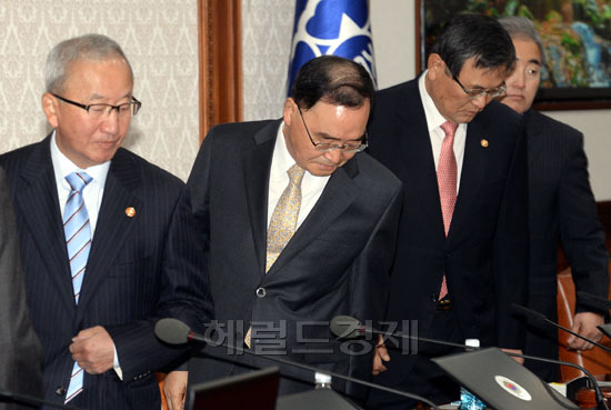 현오석(좌부터/정무직공무원/기획재정부장관부총리),정홍원(정무직공무원/전변호사/대한민국국무총리)
28일 오전 서울 세종로 정부청사에서 열린 국무회의에서 국민의례를 마친 정홍원 국무총리와 국무위원들이 자리에 앉고 있다.