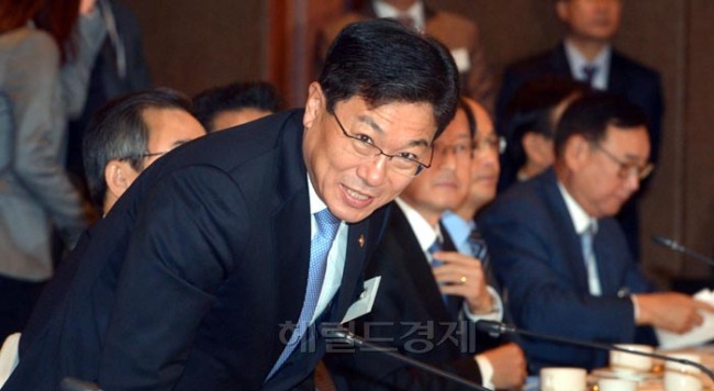 윤상직(정무직공무원/산업통상자원부장관)
윤상직 산업통상자원부 장관은 29일 오전 서울 소공동 롯데호텔에서 30대 그룹 사장단 투자간담회를 갖고 인사를 하고 있다.