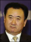 왕젠린(왕건림/WangJianlin/기업인/다롄완다그룹회장)
올해 중국 최고 부자에 등극한 다롄완다(大連萬達)그룹 왕젠린(王健林·사진) 회장이 여행사들을 잇달아 사들여 그 배경에 관심이 쏠리고 있다.