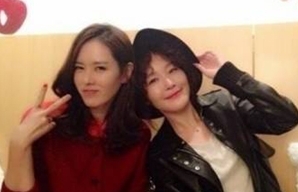 손예진(좌부터/손언진/영화배우/탤런트),엄지원(영화배우/탤런트)
엄지원은 지난 28일 자신의 트위터에 “‘공범’, 첫 주 스코어 좋아서 기쁘네요. ‘공범’도 ‘소원’도 많은 관객들과 만나기를 소망하며 파이팅”이라는 글과 함께 사진 한 장을 게재했다.