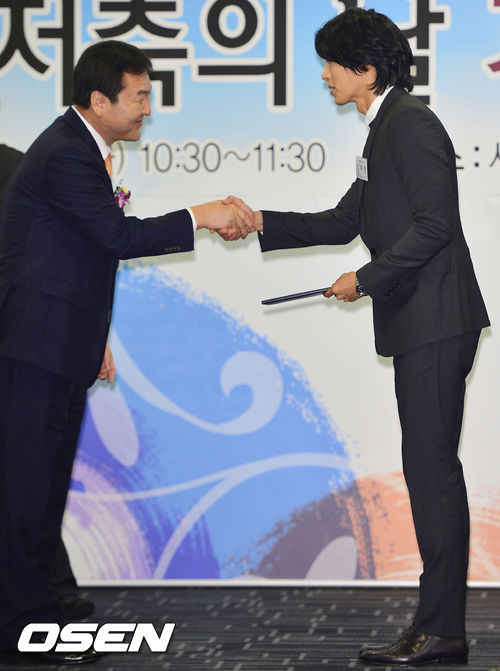 현빈(김태평/영화배우/탤런트)
배우 현빈이 저축의 날 기념식에서 대통령표창을 수상했다.