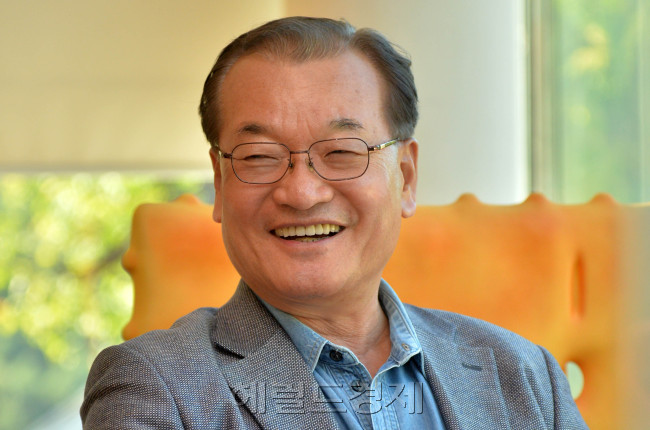 윤영달 크라운해태제과 회장 인터뷰.<br />이상섭 기자. babtong@heraldcorp.com 2013.10.16
윤영달 크라운해태제과 회장 인터뷰.
이상섭 기자. babtong@heraldcorp.com 2013.10.16
윤영달 크라운해태제과 회장 인터뷰.
이상섭 기자. babtong@heraldcorp.com 2013.10.16