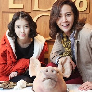 아이유(좌부터/이지은/가수),장근석(영화배우)
28일 ‘비밀’ 후속작 KBS 2TV 새 수목드라마 ‘예쁜 남자’(극본 윤영아/연출 정정화)는 서울 강남 한 커피숍에서 고사를 지내고 첫 촬영에 돌입했다.