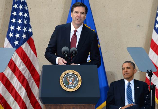 U.S. President Barack Obama (right) listens as new Federal Bureau of Investigation director James Comey speaks during his installation ceremony at the FBI headquarters in Washington on Monday.   AFP-Yonhap News