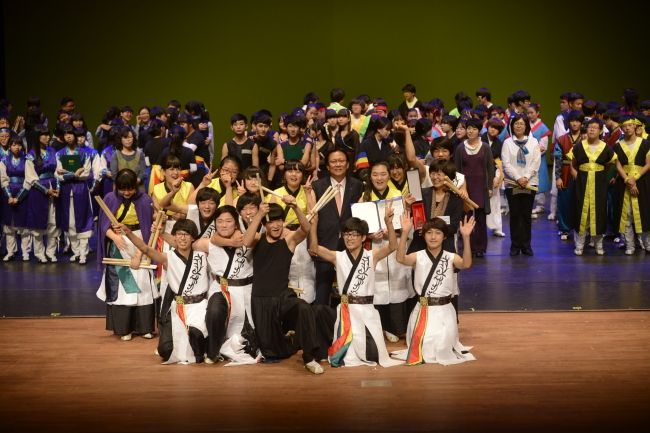 Students from Cheongpyeong Middle School pose after winning the highest recognition in this year’s “Saram, Sarang Serotonin Drum Club Festival,” sponsored by Samsung Life Insurance, at the National Gugak Center in Seoul last Thursday.   Samsung Life