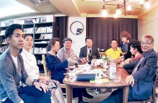 이승기(좌부터/가수/탤런트),김희애(탤런트/영화배우),윤여정(탤런트/영화배우),신구(신순기/탤런트/영화배우),백일섭(탤런트/영화배우),박근형(탤런트/영화배우),이미연(영화배우),김자옥(탤런트/영화배우),이순재(탤런트/영화배우/SG연기아카데미원장/EK티쳐원장)
tvN ‘꽃보다 할배’ 측은 29일 공식 페이스북을 통해 ‘꽃보다 할배’ H4와 ‘여배우들’ 팀이 극비 회동을 가진 사진을 공개했다.