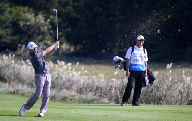 Kim Hyung-tae fires a shot in the first round of the Herald-KYJ Tour Championship at Lotte Skyhill Country Club in Seogwipo on Jejudo island on Monday.   Park Hae-mook/The Korea Herald