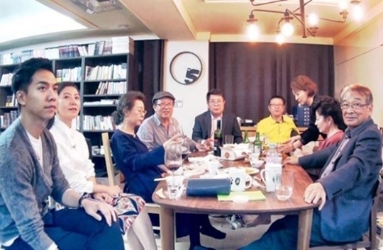 이승기(좌부터/가수/탤런트),김희애(탤런트/영화배우),윤여정(탤런트/영화배우),신구(신순기/탤런트/영화배우),백일섭(탤런트/영화배우),박근형(탤런트/영화배우),이미연(영화배우),김자옥(탤런트/영화배우),이순재(탤런트/영화배우/SG연기아카데미원장/EK티쳐원장)
tvN ‘꽃보다 할배’ 측은 29일 공식 페이스북을 통해 ‘꽃보다 할배’ H4와 ‘여배우들’ 팀이 극비 회동을 가진 사진을 공개했다.