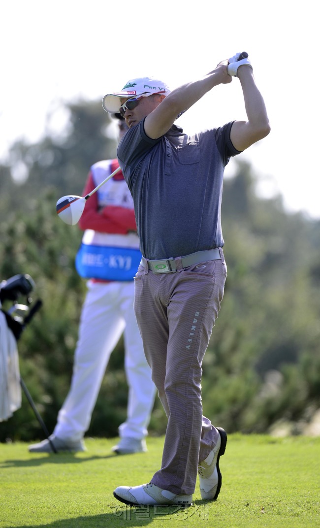 올시즌 마지막 KPGA 대회인 '헤럴드 KYJ 투어챔피언십'이 29일 오전 제주 서귀포시 롯데스카이힐 골프장 힐ㆍ오션 코스(파72ㆍ7228야드)에서 열린 가운데 1라운드 경기에서 공동 1위를 한 김형태404선수가 티샷을 날리고 있다. [제주=박해묵 기자/mook@heraldcorp.com]
올시즌 마지막 KPGA 대회인 '헤럴드 KYJ 투어챔피언십'이 29일 오전 제주 서귀포시 롯데스카이힐 골프장 힐ㆍ오션 코스(파72ㆍ7228야드)에서 열린 가운데 1라운드 경기에서 공동 1위를 한 김형태404선수가 티샷을 날리고 있다. [제주=박해묵 기자/mook@heraldcorp.com]
올시즌 마지막 KPGA 대회인 '헤럴드 KYJ 투어챔피언십'이 29일 오전 제주 서귀포시 롯데스카이힐 골프장 힐ㆍ오션 코스(파72ㆍ7228야드)에서 열린 가운데 1라운드 경기에서 공동 1위를 한 김형태404선수가 티샷을 날리고 있다. [제주=박해묵 기자/mook@heraldcorp.com]