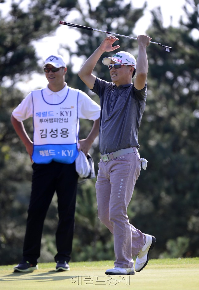 올시즌 마지막 KPGA 대회인 '헤럴드 KYJ 투어챔피언십'이 29일 오전 제주 서귀포시 롯데스카이힐 골프장 힐ㆍ오션 코스(파72ㆍ7228야드)에서 열린 가운데 1라운드 경기에서 공동 1위를 한 김형태404선수가 퍼팅샷을 놓치자 아쉬워 하고 있다. [제주=박해묵 기자/mook@heraldcorp.com]
올시즌 마지막 KPGA 대회인 '헤럴드 KYJ 투어챔피언십'이 29일 오전 제주 서귀포시 롯데스카이힐 골프장 힐ㆍ오션 코스(파72ㆍ7228야드)에서 열린 가운데 1라운드 경기에서 공동 1위를 한 김형태404선수가 퍼팅샷을 놓치자 아쉬워 하고 있다. [제주=박해묵 기자/mook@heraldcorp.com]
올시즌 마지막 KPGA 대회인 '헤럴드 KYJ 투어챔피언십'이 29일 오전 제주 서귀포시 롯데스카이힐 골프장 힐ㆍ오션 코스(파72ㆍ7228야드)에서 열린 가운데 1라운드 경기에서 공동 1위를 한 김형태404선수가 퍼팅샷을 놓치자 아쉬워 하고 있다. [제주=박해묵 기자/mook@heraldcorp.com]