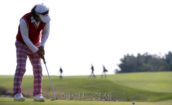 올시즌 마지막 KPGA 대회인 '헤럴드 KYJ 투어챔피언십'이 29일 오전 제주 서귀포시 롯데스카이힐 골프장 힐ㆍ오션 코스(파72ㆍ7228야드)에서 열린 가운데 1라운드 경기스케치 [제주=박해묵 기자/mook@heraldcorp.com]
올시즌 마지막 KPGA 대회인 '헤럴드 KYJ 투어챔피언십'이 29일 오전 제주 서귀포시 롯데스카이힐 골프장 힐ㆍ오션 코스(파72ㆍ7228야드)에서 열린 가운데 1라운드 경기스케치 [제주=박해묵 기자/mook@heraldcorp.com]
올시즌 마지막 KPGA 대회인 '헤럴드 KYJ 투어챔피언십'이 29일 오전 제주 서귀포시 롯데스카이힐 골프장 힐ㆍ오션 코스(파72ㆍ7228야드)에서 열린 가운데 1라운드 경기스케치 [제주=박해묵 기자/mook@heraldcorp.com]