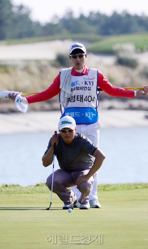 김형태(골퍼/토마토저축은행)
김형태는 29일 제주 서귀포시 롯데 스카이힐 제주cc에서 열린 대회 첫날 버디 7개, 보기 2개를 잡아냈다. 전반에만 보기없이 4타를 줄인 김형태는 14번홀까지 6언더를 기록했으나,15,16번홀에서 연속 보기를 범하며 주춤했다. 그러나 17번홀(파3)에서 온그린에 실패하고도 정확한 퍼트로 버디를 잡아내 다시 상승세를 이어갔다.