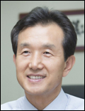 박종규(금융인/유리자산운용대표이사사장)
박종규 우리자산운용 대표는 29일 서울 여의도에서 기자간담회를 갖고 이같이 밝혔다. 현재 진행 중인 우리금융 매각에 동요하지 않고 본업에 충실해 경쟁력 강화를 꾀하겠다는 것이다.
