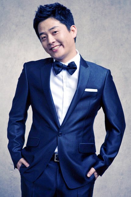 김준호(개그맨)
뿜 엔터’에서 중년여배우 사귀자 캐릭터를 통해 다양한 시구패션을 선보이고 있는 개그맨 김준호가 한국시리즈 시구자로 나섰다. 입버릇처럼 “시구 좀 잡아 달라”며 김원효를 졸라왔던 그가 드디어 소원(?)을 이룬 셈이다.