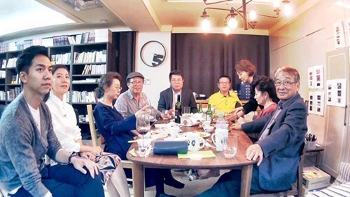 이승기(좌부터/가수/탤런트),김희애(탤런트/영화배우),윤여정(탤런트/영화배우),신구(신순기/탤런트/영화배우),백일섭(탤런트/영화배우),박근형(탤런트/영화배우),이미연(영화배우),김자옥(탤런트/영화배우),이순재(탤런트/영화배우/SG연기아카데미원장/EK티쳐원장)
tvN ‘꽃보다 할배’ 측은 29일 공식 페이스북을 통해 ‘꽃보다 할배’ H4와 ‘여배우들’ 팀이 극비 회동을 가진 사진을 공개했다.