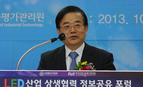 이기섭(행정공무원/한국산업기술평가관리원원장)
한국산업기술평가관리원(KEIT) 이기섭 원장<사진>은 29∼30일 전북 익산 원광대에서 열린 ‘제3회 LED산업포럼’에서 이같이 강조했다.