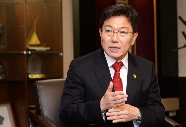 윤상직(정무직공무원/산업통상자원부장관)
윤상직 산업통상자원부 장관은 환태평양경제동반자협정(TPP) 참여에 대해 “서두르지 않겠다”고 말했다. 미국, 유럽연합(EU) 등과 양자 간 자유무역협정(FTA)을 체결해 놓은 우리나라로서는 다른 어떤 국가들보다도 여유가 있는데다 TPP 효과나 파장을 생각하면 신중하게 접근해야 한다는 것이다.