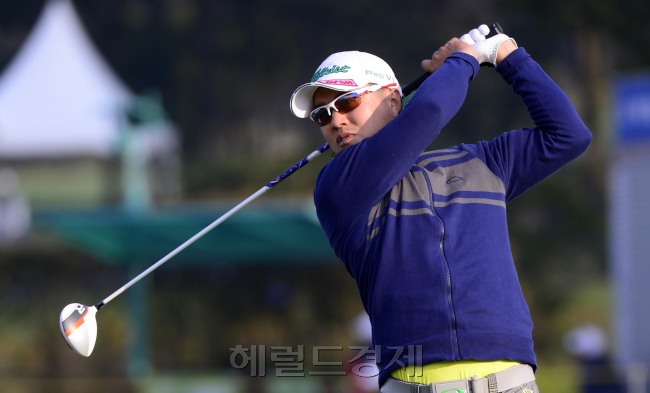 헤럴드 KYJ 투어챔피언십 1라운드 경기 공동1위를 한 김형태404선수가 30일 오전 제주 서귀포시 롯데스카이힐 골프장 힐ㆍ오션 코스(파72ㆍ7228야드)에서 열린 2라운드 경기에서 힘찬 티샷을 날리고 있다. [제주=박해묵 기자/mook@heraldcorp.com]
헤럴드 KYJ 투어챔피언십 1라운드 경기 공동1위를 한 김형태404선수가 30일 오전 제주 서귀포시 롯데스카이힐 골프장 힐ㆍ오션 코스(파72ㆍ7228야드)에서 열린 2라운드 경기에서 힘찬 티샷을 날리고 있다. [제주=박해묵 기자/mook@heraldcorp.com]
헤럴드 KYJ 투어챔피언십 1라운드 경기 공동1위를 한 김형태404선수가 30일 오전 제주 서귀포시 롯데스카이힐 골프장 힐ㆍ오션 코스(파72ㆍ7228야드)에서 열린 2라운드 경기에서 힘찬 티샷을 날리고 있다. [제주=박해묵 기자/mook@heraldcorp.com]
헤럴드 KYJ 투어 챔피언십 1라운드에서 5언더파 67타로 공동선두를 기록한 김형태가 30일 이어진 2라운드에서 힘하게 티샷을 날리고 있다. 김형태는 지난 20일 끝난 한국오픈 당시 규정위반으로 인한 우승 실패의 ‘악몽’을 뛰어넘어 이번 대회 우승을 통한 명예회복의 의지를 보였다. 박해묵 기자/mook@heraldcorp.com