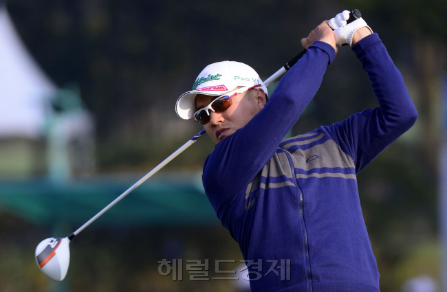 헤럴드 KYJ 투어챔피언십 1라운드 경기 공동1위를 한 김형태404선수가 30일 오전 제주 서귀포시 롯데스카이힐 골프장 힐ㆍ오션 코스(파72ㆍ7228야드)에서 열린 2라운드 경기에서 힘찬 티샷을 날리고 있다. [제주=박해묵 기자/mook@heraldcorp.com]
헤럴드 KYJ 투어챔피언십 1라운드 경기 공동1위를 한 김형태404선수가 30일 오전 제주 서귀포시 롯데스카이힐 골프장 힐ㆍ오션 코스(파72ㆍ7228야드)에서 열린 2라운드 경기에서 힘찬 티샷을 날리고 있다. [제주=박해묵 기자/mook@heraldcorp.com]
헤럴드 KYJ 투어챔피언십 1라운드 경기 공동1위를 한 김형태404선수가 30일 오전 제주 서귀포시 롯데스카이힐 골프장 힐ㆍ오션 코스(파72ㆍ7228야드)에서 열린 2라운드 경기에서 힘찬 티샷을 날리고 있다. [제주=박해묵 기자/mook@heraldcorp.com]