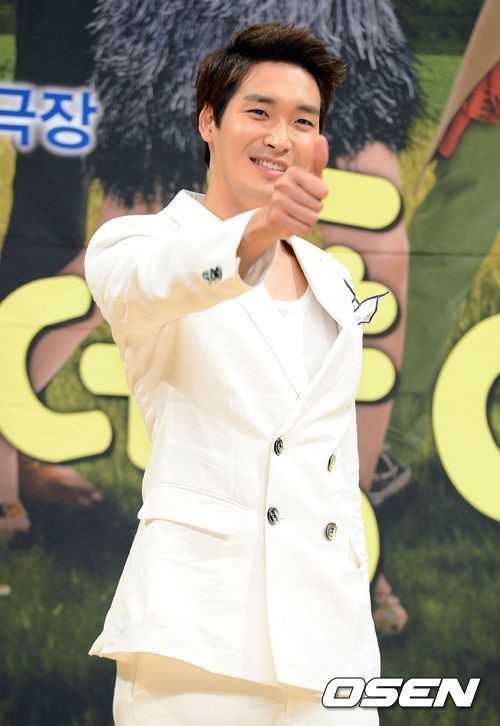 정겨운(탤런트/영화배우)
정겨운 측 소속사는 30일 “정겨운이 1살 연상의 여자친구와 내년 4월 5일 서울 강남의 한 예식장에서 결혼식을 올린다”고 밝혔다. 이어 “예비신부는 공개하지 않을 계획이다. 예쁜 커플이니 기쁜 마음으로 축하해달라”고 밝혔다.