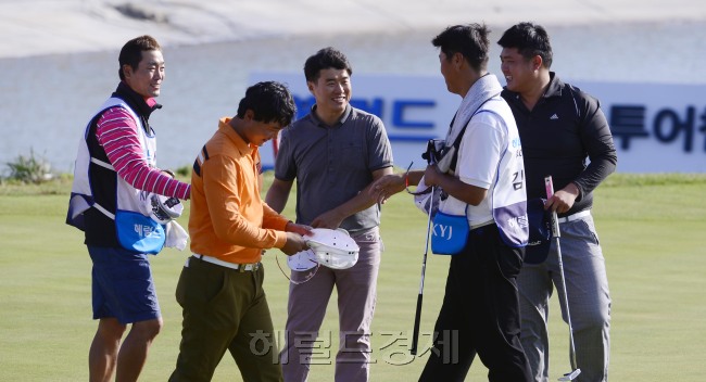 올시즌 마지막 KPGA 대회인 '헤럴드 KYJ 투어챔피언십'이 29일 오전 제주 서귀포시 롯데스카이힐 골프장 힐ㆍ오션 코스(파72ㆍ7228야드)에서 열린 가운데 1라운드 경기에서 공동 1위를 한 김형태404선수가 1라운드를 마치고 선수들과 악수를 나누고 있다. [제주=박해묵 기자/mook@heraldcorp.com]
1라운드를 마친 캐디와 선수들이 인사를 나누고 있다.