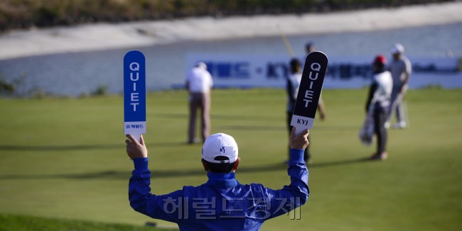 올시즌 마지막 KPGA 대회인 '헤럴드 KYJ 투어챔피언십'이 29일 오전 제주 서귀포시 롯데스카이힐 골프장 힐ㆍ오션 코스(파72ㆍ7228야드)에서 열린 가운데 1라운드 경기스케치 [제주=박해묵 기자/mook@heraldcorp.com]
경기 진행요원이 갤러리들에게 조용히 할 것을 요구하는 팻말을 들고 있다.