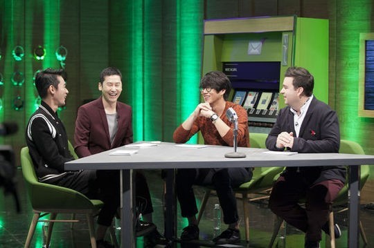 허지웅(좌부터/영화평론가/기자),신동엽(MC/개그맨),성시경(가수),샘해밍턴(SamHammington/개그맨)
시청률이 문제다. 톱스타의 이름값도 분산된 시청률 앞에선 속수무책이다. 채널은 늘어 콘텐츠 홍수를 이루고, TV를 대체할 플랫폼으로 인터넷과 모바일이 급부상했다. 연령대별 시청패턴을 분석하면 10년 전엔 상상도 못한 ‘신인류’ 수준이다. 방송사만 난감하다.