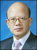 박한철(정무직공무원/전검사/헌법재판소소장)
박한철<사진> 헌법재판소장은 30일(한국시간) 미국 보스턴 소재 하버드대 로스쿨에서 대한민국 헌법재판소장으로는 처음으로 일본군 위안부 피해자 구제를 위한 한국 정부의 의무에 관한 헌법재판소의 결정을 중심으로 ‘여성인권 침해 회복을 위한 국가의 의무’라는 주제로 강연했다.