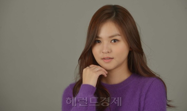 김윤혜<br />김명섭 기자 msiron@heraldcorp.com
‘부산 국제영화제’ 초청작으로 오는 11월 7일 개봉을 앞둔 영화 ‘소녀’는 김윤혜에게 여배우로서 진지한 자각을 가져다준 작품이 됐다. 10대 초반 연예계에 데뷔해 스물두 살이 된 김윤혜는 “나날이 성장하는 배우, 신뢰를 주는 배우가 되고 싶다”고 말했다. 김명섭 기자/msiron@heraldcorp.com