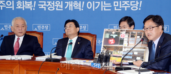우원식 민주당 최고위원이 30일 오전 국회 당대표실에서 열린 최고위원회의에서 경기도 화성의 '상가임대' 사진을 보이며 "을살리기 입법에 나서야 한다"고 말하고 있다. 박현구 기자phko@heraldcorp.com
우원식 민주당 최고위원이 30일 오전 국회 당대표실에서 열린 최고위원회의에서 경기도 화성의 '상가임대' 사진을 보이며 "을살리기 입법에 나서야 한다"고 말하고 있다. 박현구 기자phko@heraldcorp.com