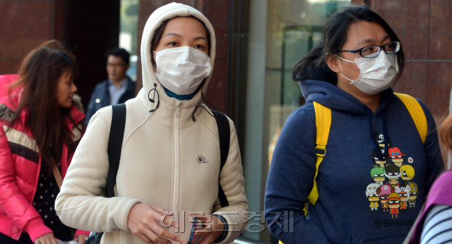 중국발 스모그가 우리나라에도 영향을 미쳐 미세먼지농도가 평소보다 3배 이상 올라간 가운데 30일 오전 서울 잠실 롯데월드로 관광온 외국관광객들이 마스크를 쓰고 다니고 있다.<br />김명섭 기자 msiron@heraldcorp.com
중국발 스모그가 우리나라에도 영향을 미쳐 미세먼지농도가 평소보다 3배 이상 올라간 가운데 30일 오전 서울 잠실 롯데월드로 관광온 외국관광객들이 마스크를 쓰고 다니고 있다.
김명섭 기자 msiron@heraldcorp.com