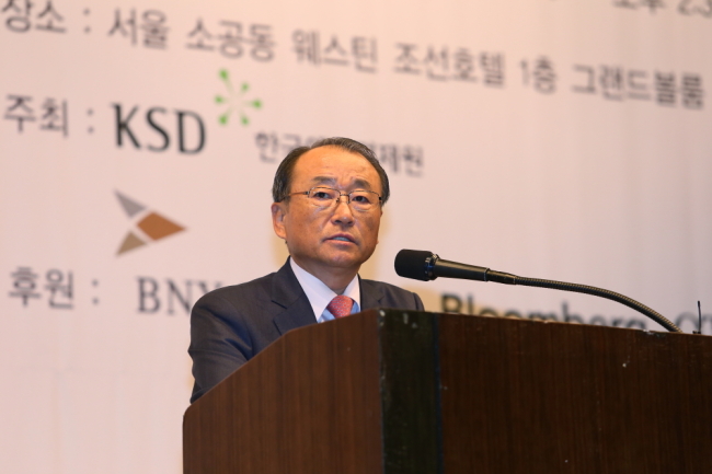 김경동(금융인/우리투자증권상임고문/한국예탁결제원사장)
한국예탁결제원은 30일 오전 서울 웨스틴 조선호텔에서 국내 상장사와 중소기업청 선정 ‘글로벌 하이웨이’의 IR담당 임직원, 증권사, 법무법인 등을 대상으로 ‘해외직접금융 진출 활성화를 위한 DR 발행포럼’을 개최했다.