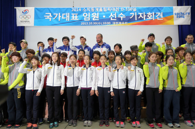 Athletes and sports officials reaffirm their resolve to do their best at the 2014 Winter Olympics in Sochi, Russia, during a news conference in Seoul on Wednesday.   Yonhap News