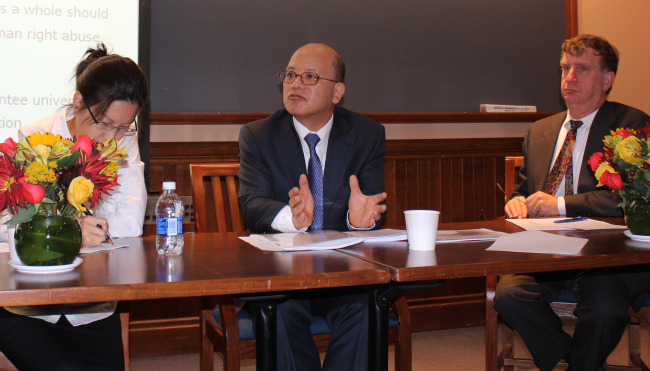 박한철(정무직공무원/전검사/헌법재판소소장)
Constitutional Court president Park Han-chul (center) gives a special lecture at Harvard Law School in Cambridge, Massachusetts, Tuesday. Yonhap News