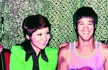 이소룡(리샤오룽/BruceLee/영화배우)
그는 1973년 7월 20일 밤 내연녀인 딩페이의 아파트에서 사망했다. 당시 33세. 그의 사인은 여전히 풀리지 않은 미스터리로 남아 있다. 사망한 지 40년. 그의 죽음을 바로 옆에서 목격했던 딩페이가 최근 홍콩 언론에 출연해 입을 열었다.