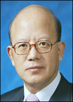 박한철(정무직공무원/전검사/헌법재판소소장)
박한철<사진> 헌법재판소장은 30일(한국시간) 미국 보스턴 소재 하버드대 로스쿨에서 대한민국 헌법재판소장으로는 처음으로 일본군 위안부 피해자 구제를 위한 한국 정부의 의무에 관한 헌법재판소의 결정을 중심으로 ‘여성인권 침해 회복을 위한 국가의 의무’라는 주제로 강연했다.