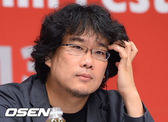 봉준호(영화감독)
봉준호 감독이 ‘살인의 추억’ 속 범인에 얽힌 비화를 공개했다.