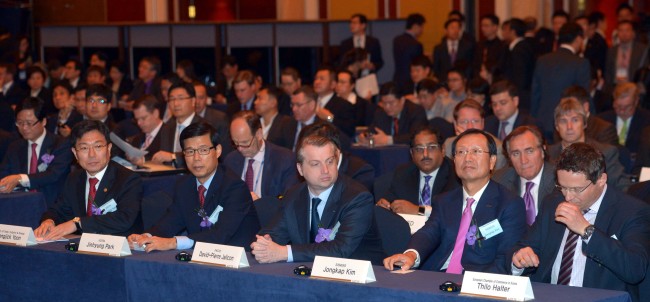 The Korea Trade-Investment Promotion Agency opened the Foreign Investment Week 2013 at a hotel in southern Seoul on Wednesday. Participants in the opening ceremony included Industry Minister Yoon Sang-jick (from left), KOTRA executive vice president Park Jin-hyung, French-Korean Chamber of Commerce and Industry chairman David-Pierre Jalicon, Siemens Korea chairman Kim Jong-kap, and European Chamber of Commerce in Korea president Thilo Halter.   Kim Myung-sub/The Korea Herald