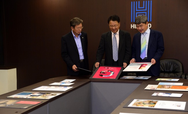 Members of The Korea Herald Advertising Awards Board review the candidates for this year’s awards at Herald Corp.’s head office in Seoul this week. From left: Park Joon-hwan, director of The Korea Herald AD Department, Yonsei University professor Park Heung-soo and Dongguk University professor Yoo Chang-jo.   Park Hae-mook/The Korea Herald