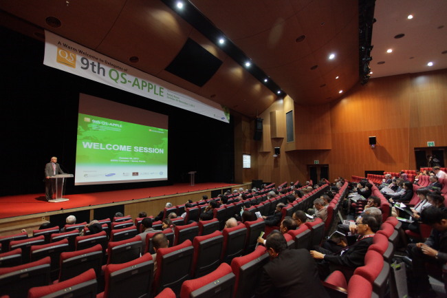 Participants listen to a speech by Nigel Healey, chair of the QS-APPLE International Academic Advisory Committee, during the QS-APPLE conference held at SKKU in Seoul on Wednesday.   SKKU
