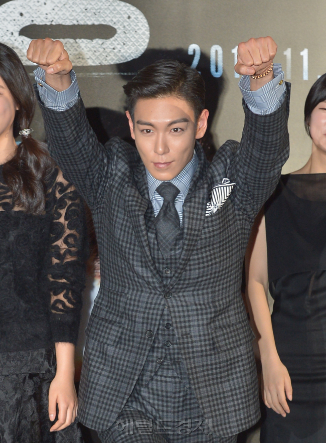 탑(최승현/가수/영화배우/빅뱅/GD&TOP)
빅뱅 탑(본명 최승현)이29일 오후 동대문 메가박스에서 영화 ‘동창생’의 언론시사회에 참석해 코믹한 포즈를 취했다.