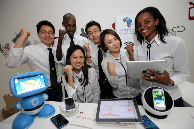 Rwandan students and KT Corp. employees introduce KT products to visitors at the Transform Africa Summit 2013 held this week in Kigali, the capital of Rwanda.   KT Corp.