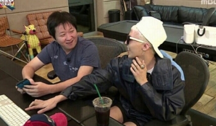 정형돈(좌부터/MC/개그맨),지드래곤(권지용/가수/음악PD/빅뱅/GD&TOP)
최근 한 온라인 커뮤니티 게시판에는 ‘지드래곤과 정형돈 맞춘 커플링 착용’이라는 제목과 함께 사진 한 장이 게재됐다.
　