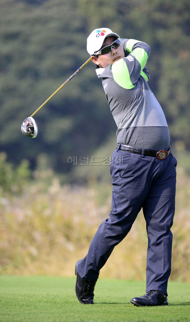김기환(골퍼/CJ오쇼핑)
김기환(CJ오쇼핑)이 이틀 연속 5타를 줄이며 10언더파 단독선두로 나섰다. ‘4차원 꽃미남’ 허인회는 7언더를 몰아쳐 코스레코드를 세우며 2위로 경기를 마쳤다.